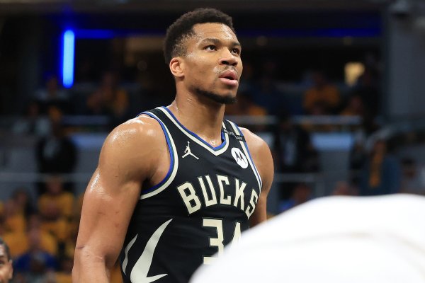 Antetokounmpo chơi bảo vệ qu