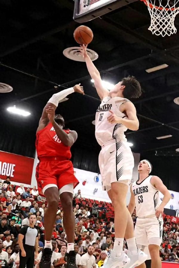 8 điểm, 8 rebound, 5 hỗ trợ 